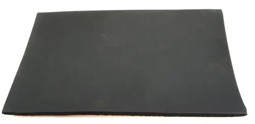 Schwarze Isolierfolie von Daikin, flache, flexible Oberfläche. Ideal zur Wärmedämmung in Heizungsanwendungen.
